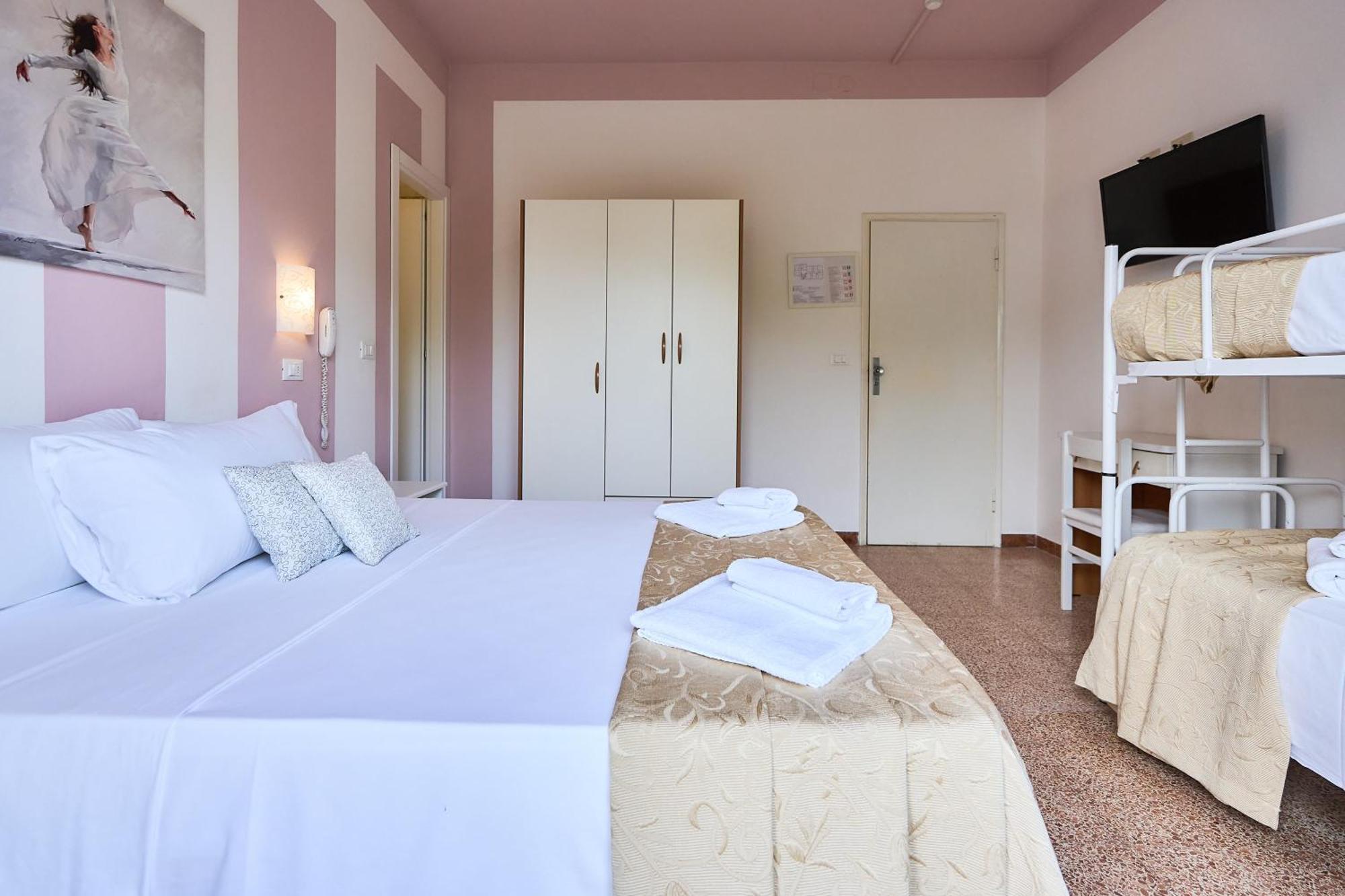 Hotel Bruna B&B Milano Marittima Bagian luar foto